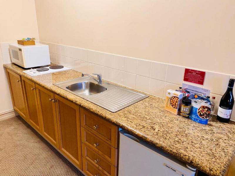 Royal Albert Apartments Hotel image
