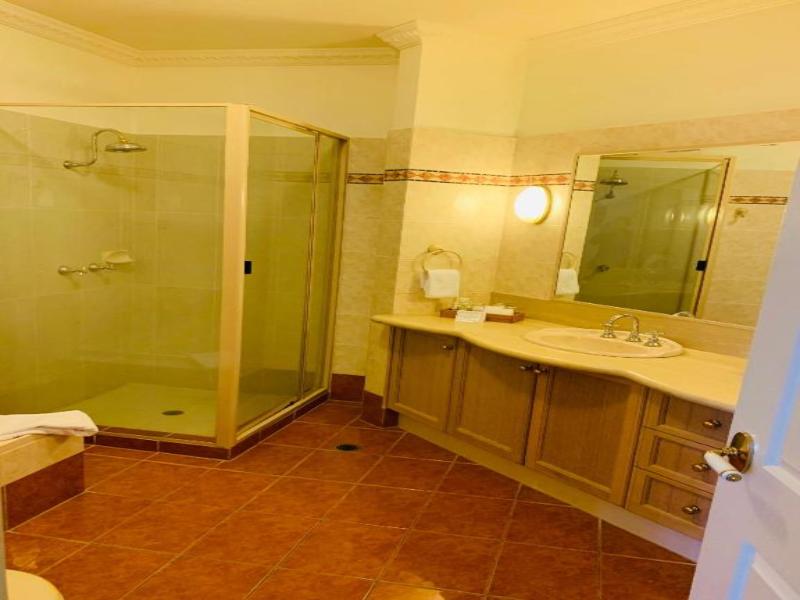 Royal Albert Apartments Hotel image