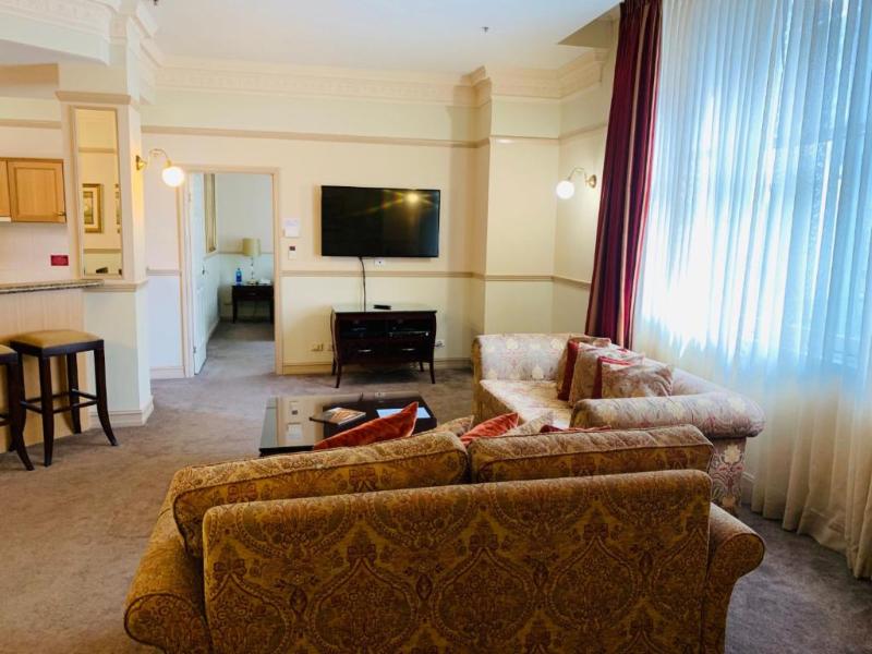 Royal Albert Apartments Hotel image