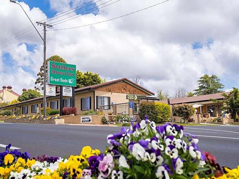 Settlers Motor Inn image