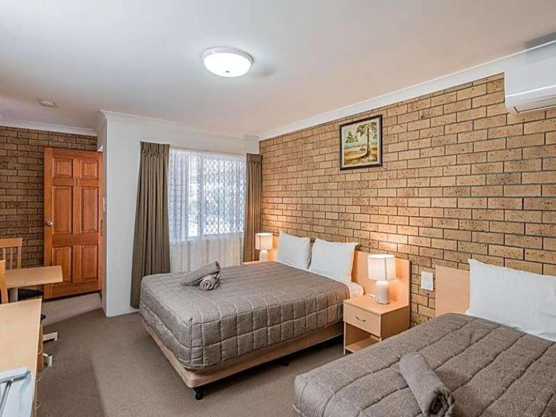 Settlers Motor Inn image