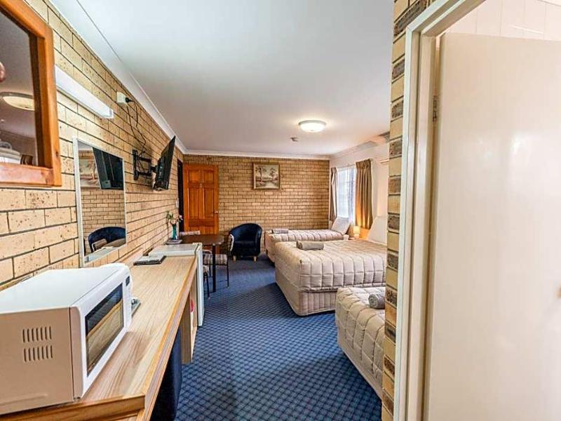 Settlers Motor Inn image