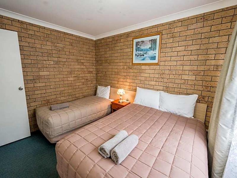 Settlers Motor Inn image