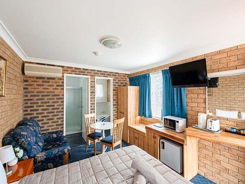 Settlers Motor Inn image