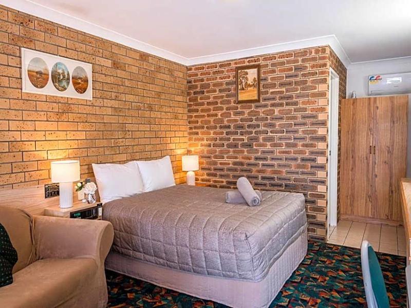 Settlers Motor Inn image