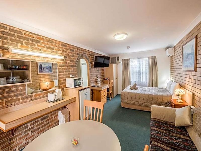 Settlers Motor Inn image