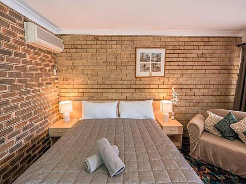 Settlers Motor Inn image