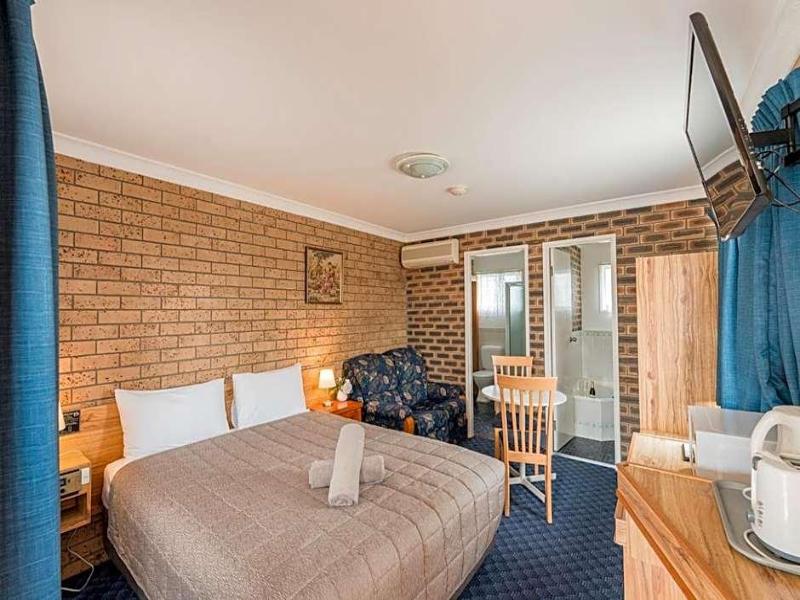 Settlers Motor Inn image
