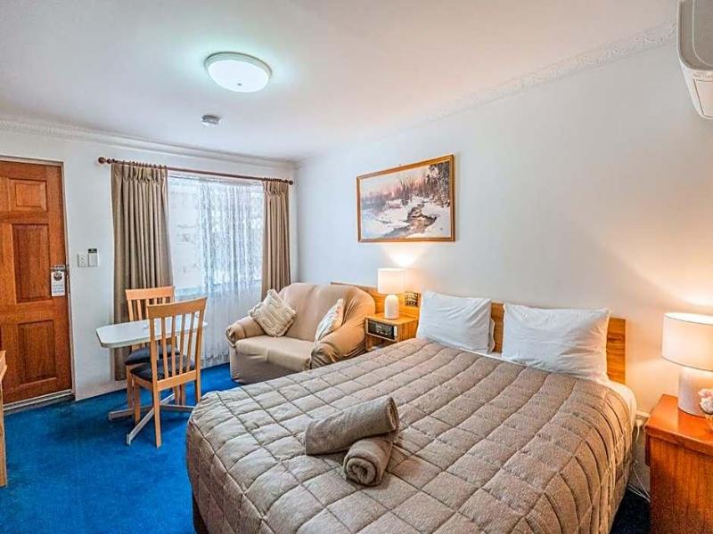 Settlers Motor Inn image