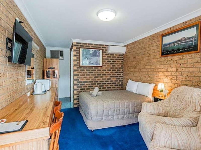 Settlers Motor Inn image