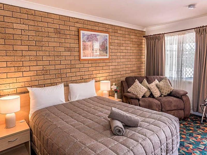 Settlers Motor Inn image