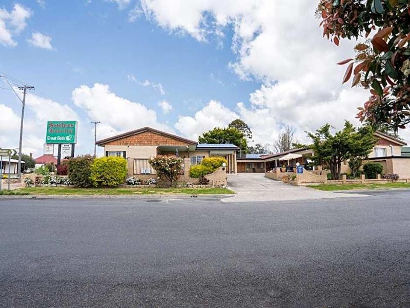 Settlers Motor Inn image