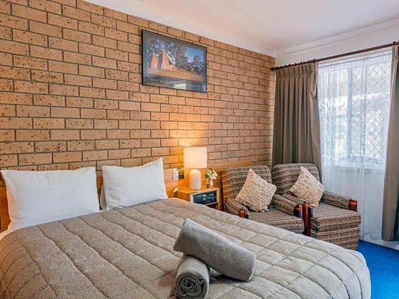 Settlers Motor Inn image