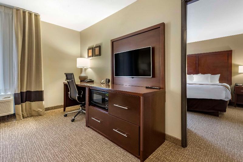 Comfort Suites Bridgeport - Clarksburg image