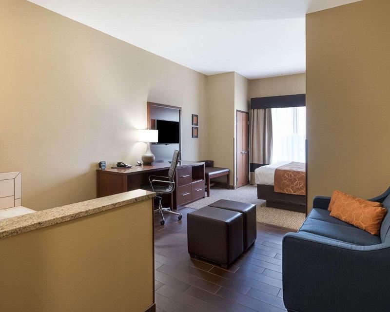 Comfort Suites Bridgeport - Clarksburg image