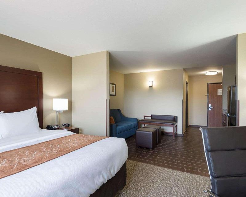 Comfort Suites Bridgeport - Clarksburg image