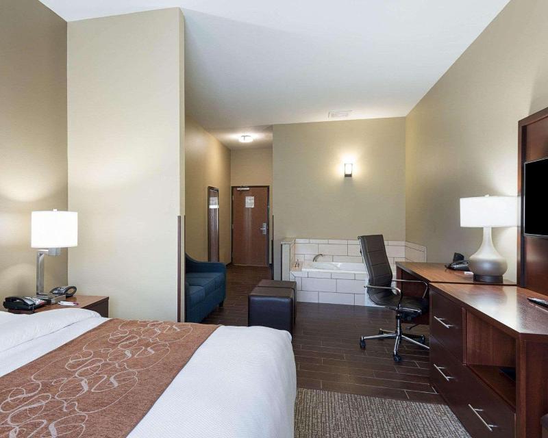 Comfort Suites Bridgeport - Clarksburg image