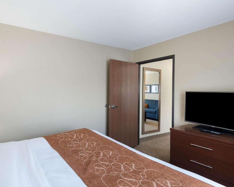 Comfort Suites Bridgeport - Clarksburg image