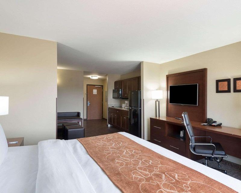 Comfort Suites Bridgeport - Clarksburg image