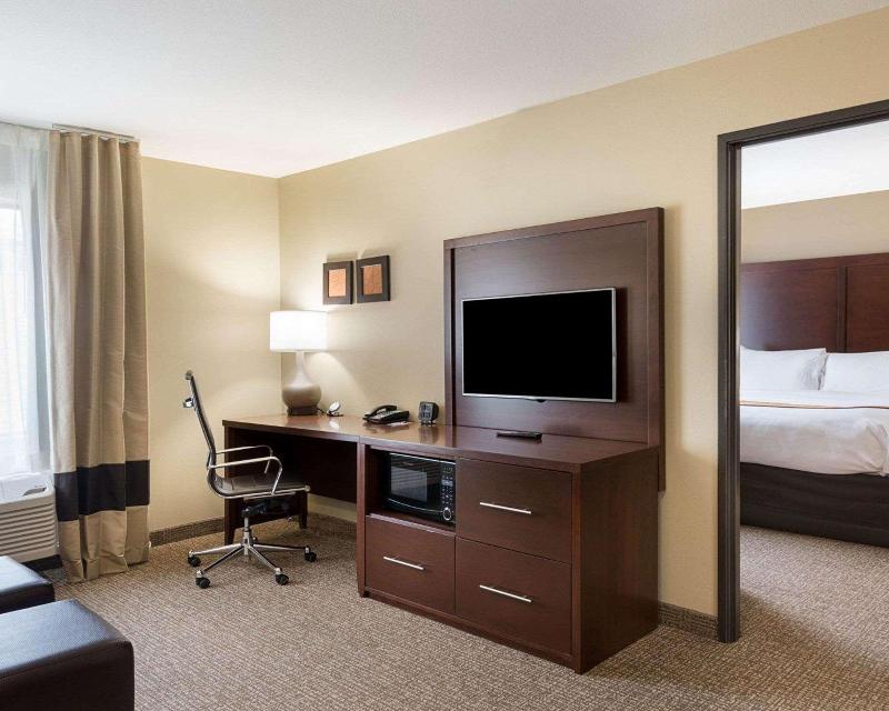Comfort Suites Bridgeport - Clarksburg image