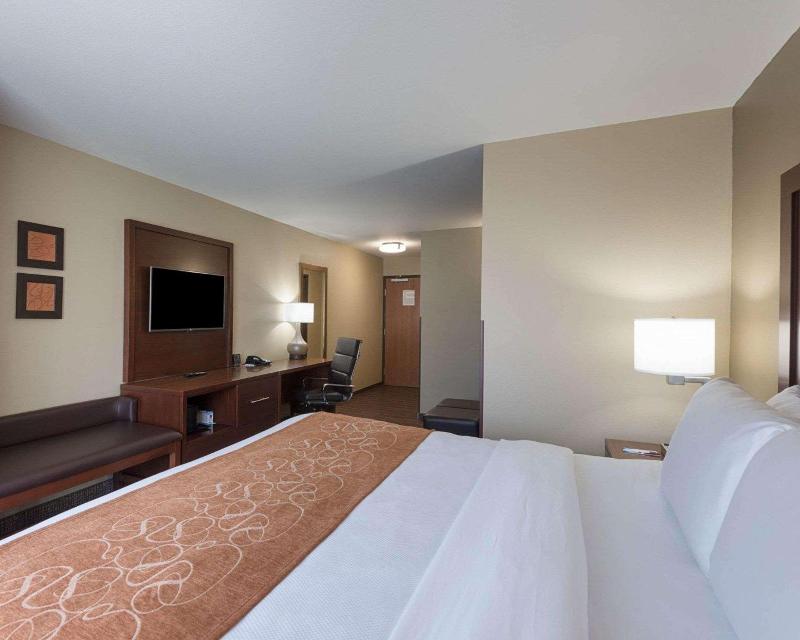 Comfort Suites Bridgeport - Clarksburg image