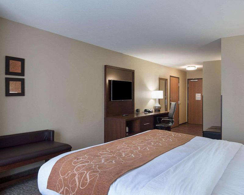 Comfort Suites Bridgeport - Clarksburg image