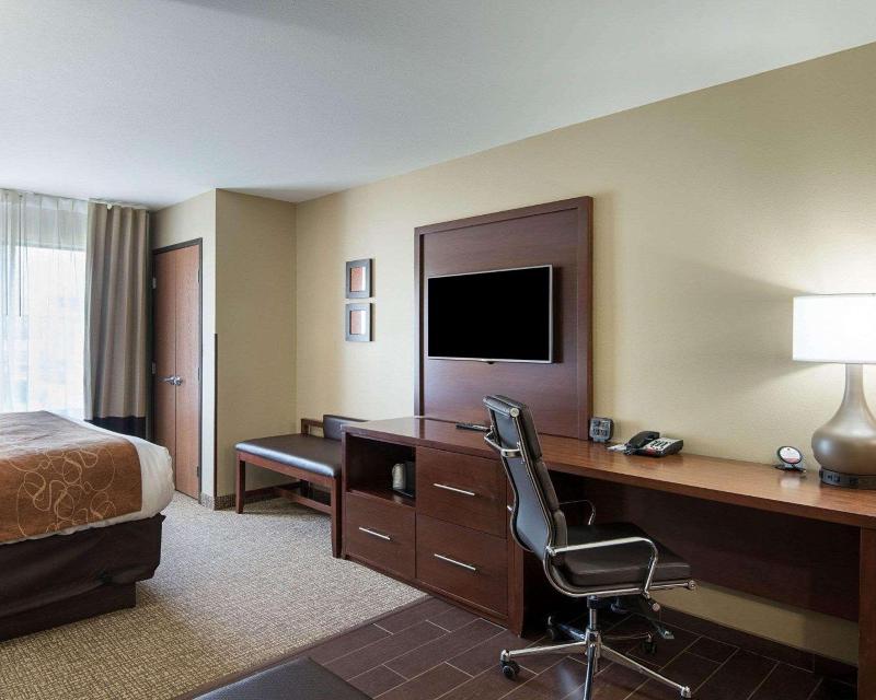Comfort Suites Bridgeport - Clarksburg image