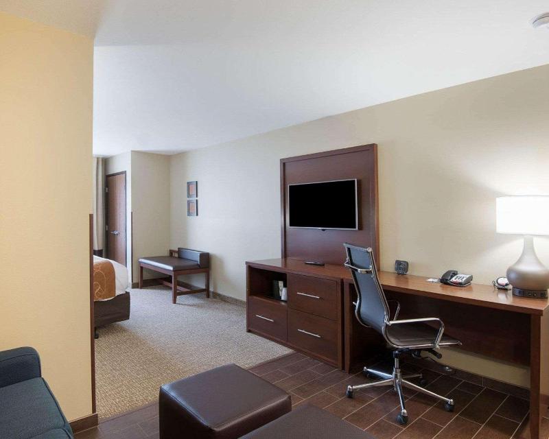 Comfort Suites Bridgeport - Clarksburg image