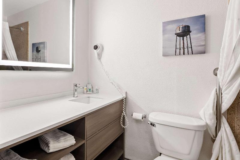 Comfort Inn & Suites image