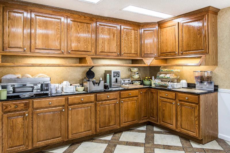 Quality Inn Thomaston image 3