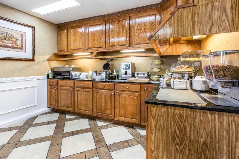 Quality Inn Thomaston image 4