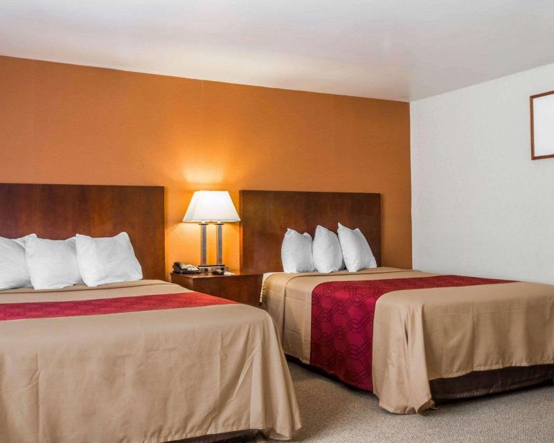 Econo Lodge Lakes Region image