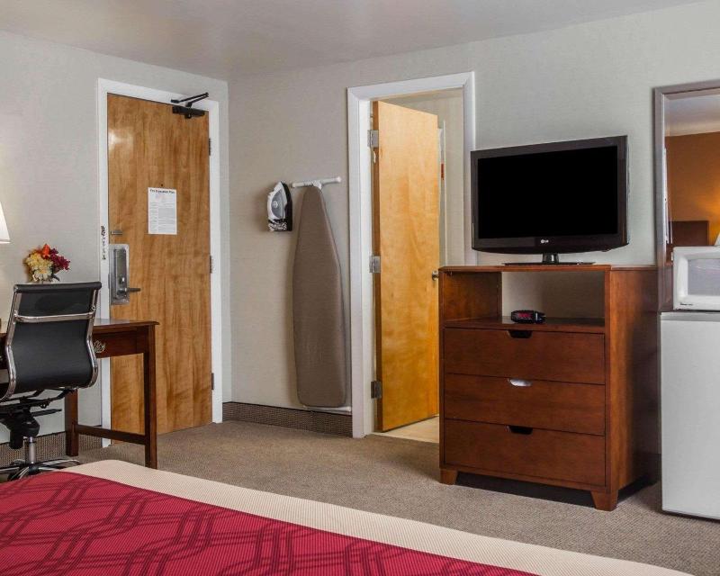 Econo Lodge Lakes Region image