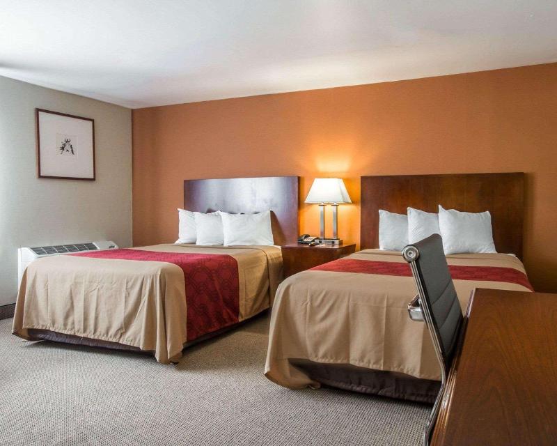 Econo Lodge Lakes Region image
