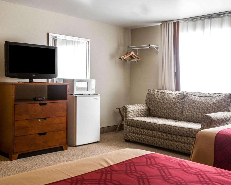 Econo Lodge Lakes Region image