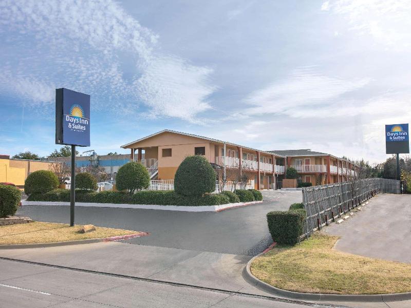 Days Inn & Suites by Wyndham Arlington Near Six Fl image