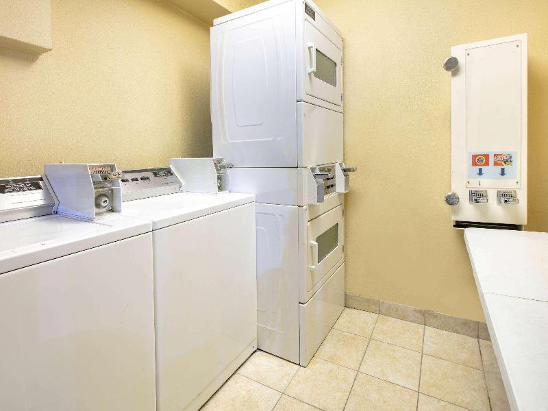 Days Inn & Suites by Wyndham Arlington Near Six Fl image