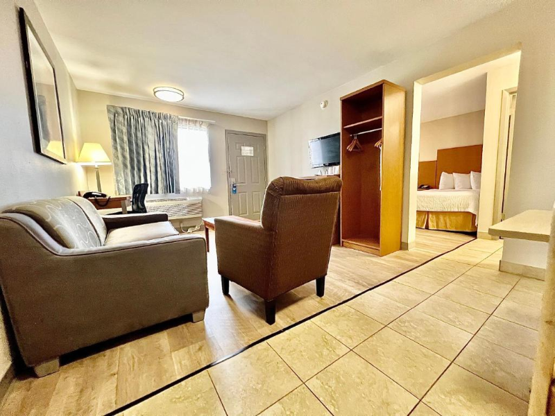 Days Inn & Suites by Wyndham Arlington Near Six Fl image