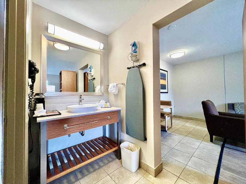Days Inn & Suites by Wyndham Arlington Near Six Fl image