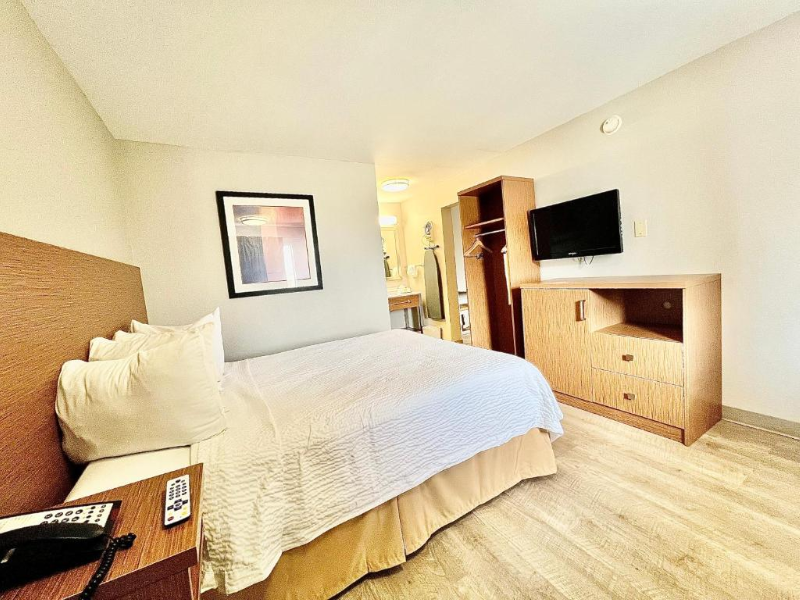 Days Inn & Suites by Wyndham Arlington Near Six Fl image