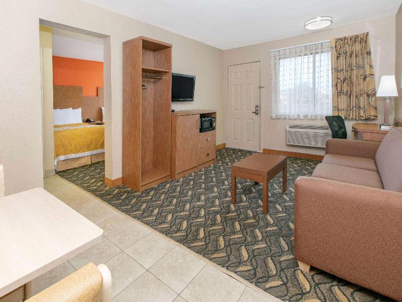 Days Inn & Suites by Wyndham Arlington Near Six Fl image