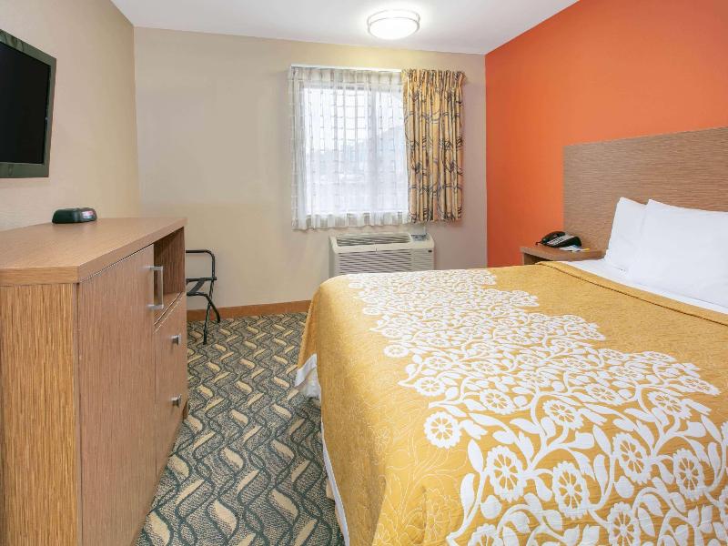 Days Inn & Suites by Wyndham Arlington Near Six Fl image