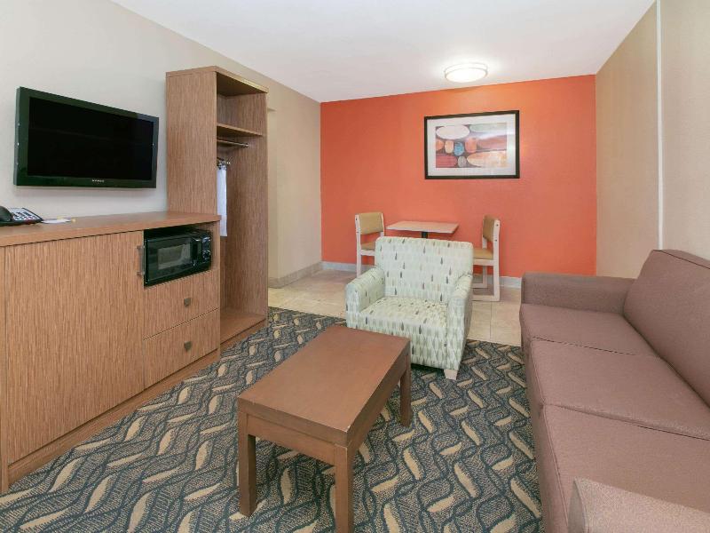 Days Inn & Suites by Wyndham Arlington Near Six Fl image