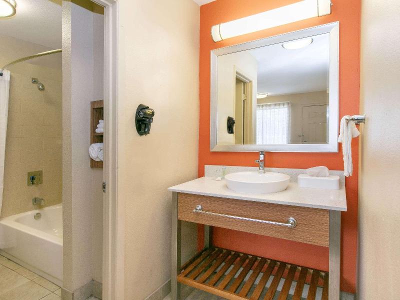 Days Inn & Suites by Wyndham Arlington Near Six Fl image