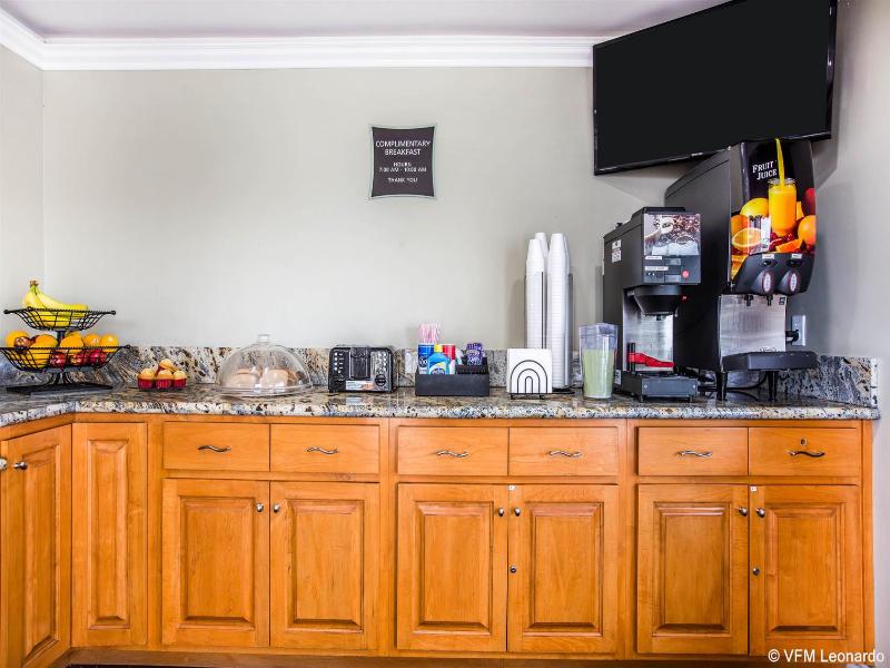 Rodeway Inn & Suites Norwalk image