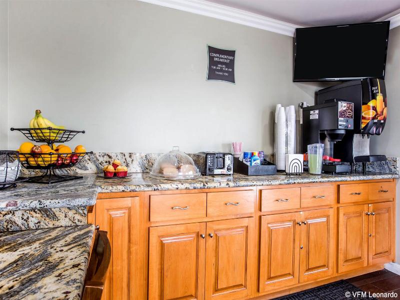 Rodeway Inn & Suites Norwalk image