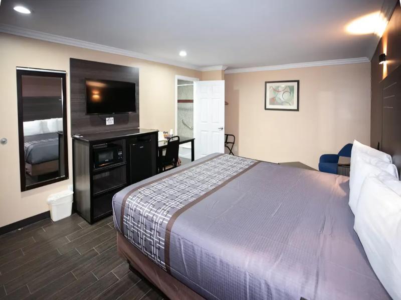 Rodeway Inn & Suites Norwalk image