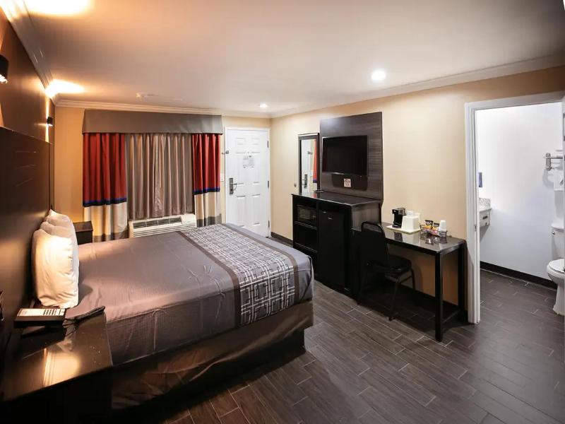 Rodeway Inn & Suites Norwalk image
