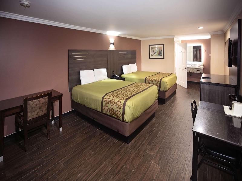 Rodeway Inn & Suites Norwalk image