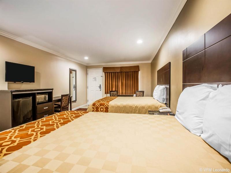 Rodeway Inn & Suites Norwalk image